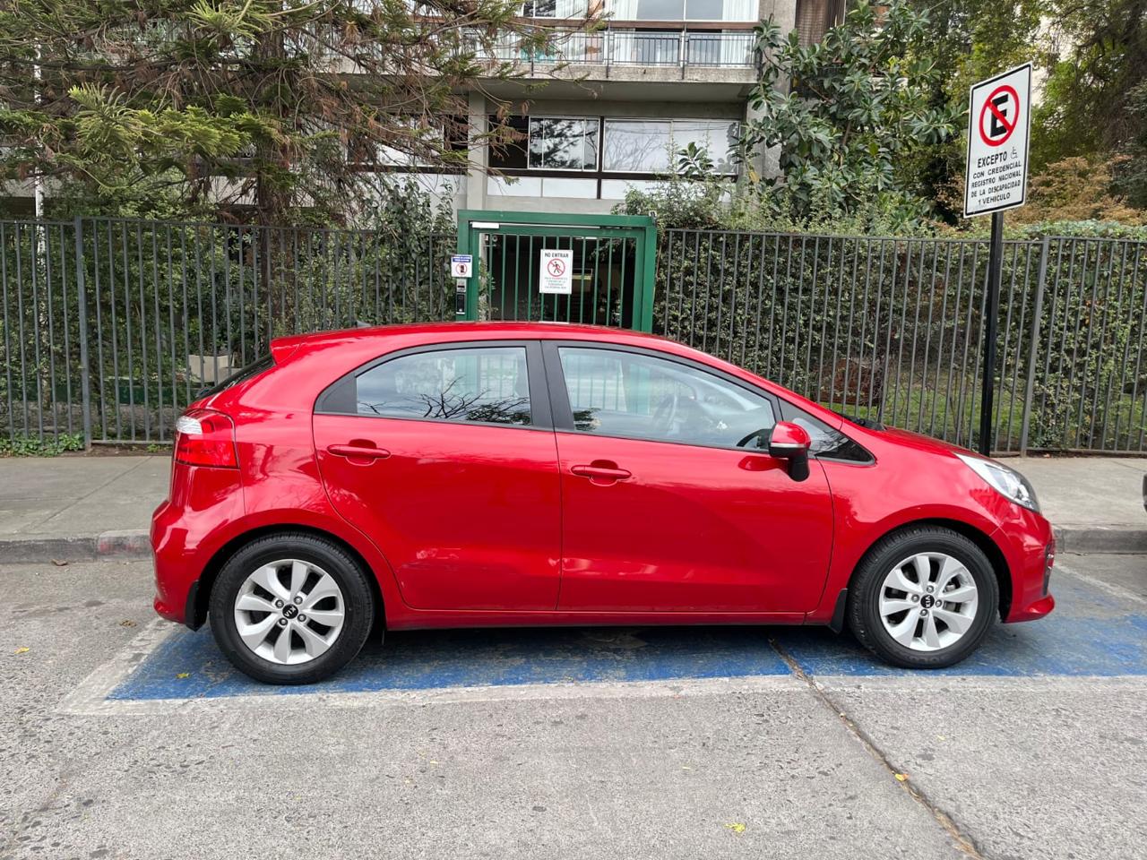 Kia Rio 5 rojo 2016 disponible en AutoDeal